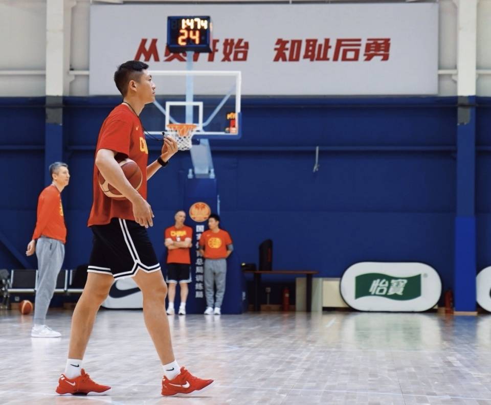 中国男篮百花齐放，国内4名球员欲冲击NBA，有教练也在做准备