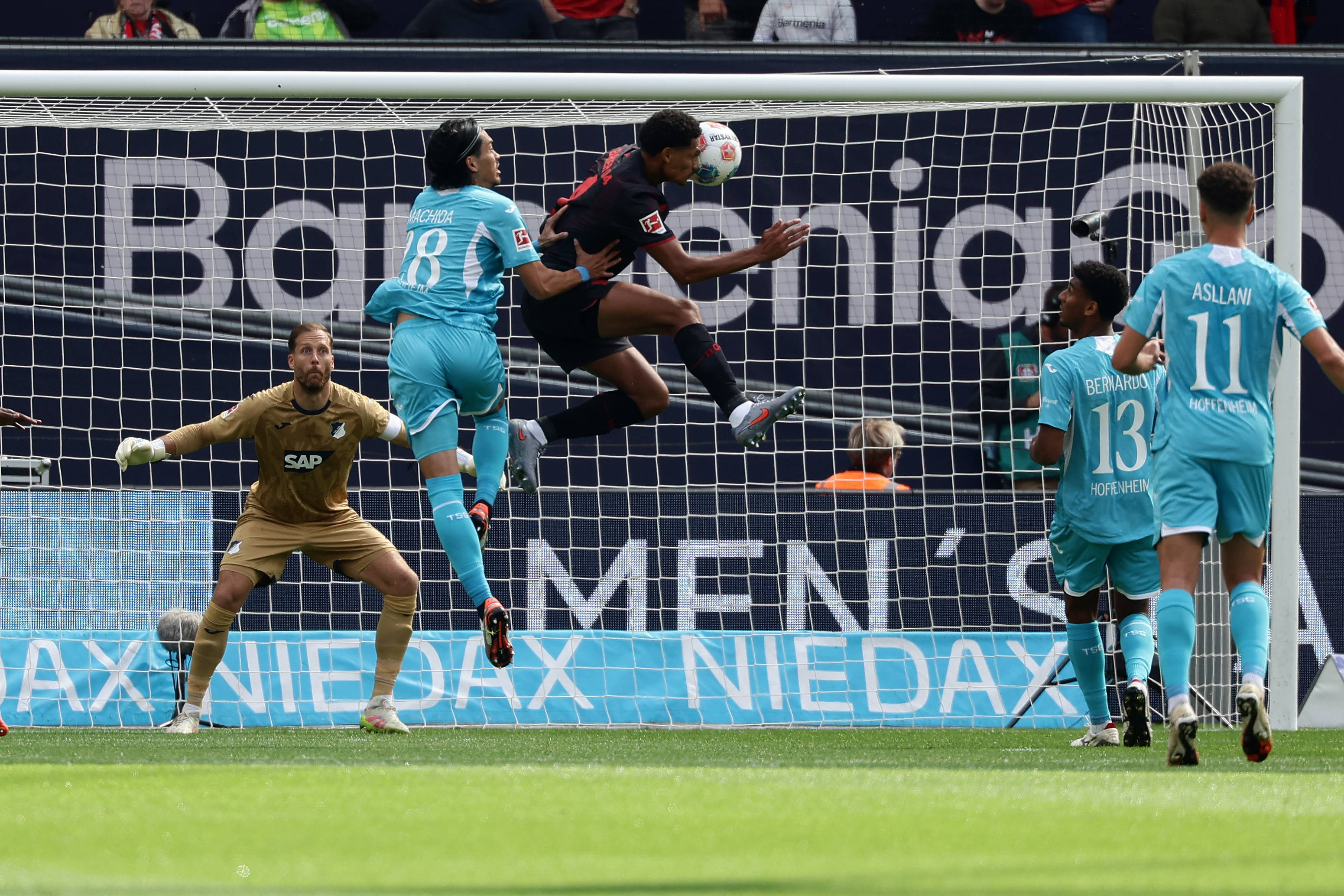 （体育）足球——德甲：勒沃库森不敌霍芬海姆