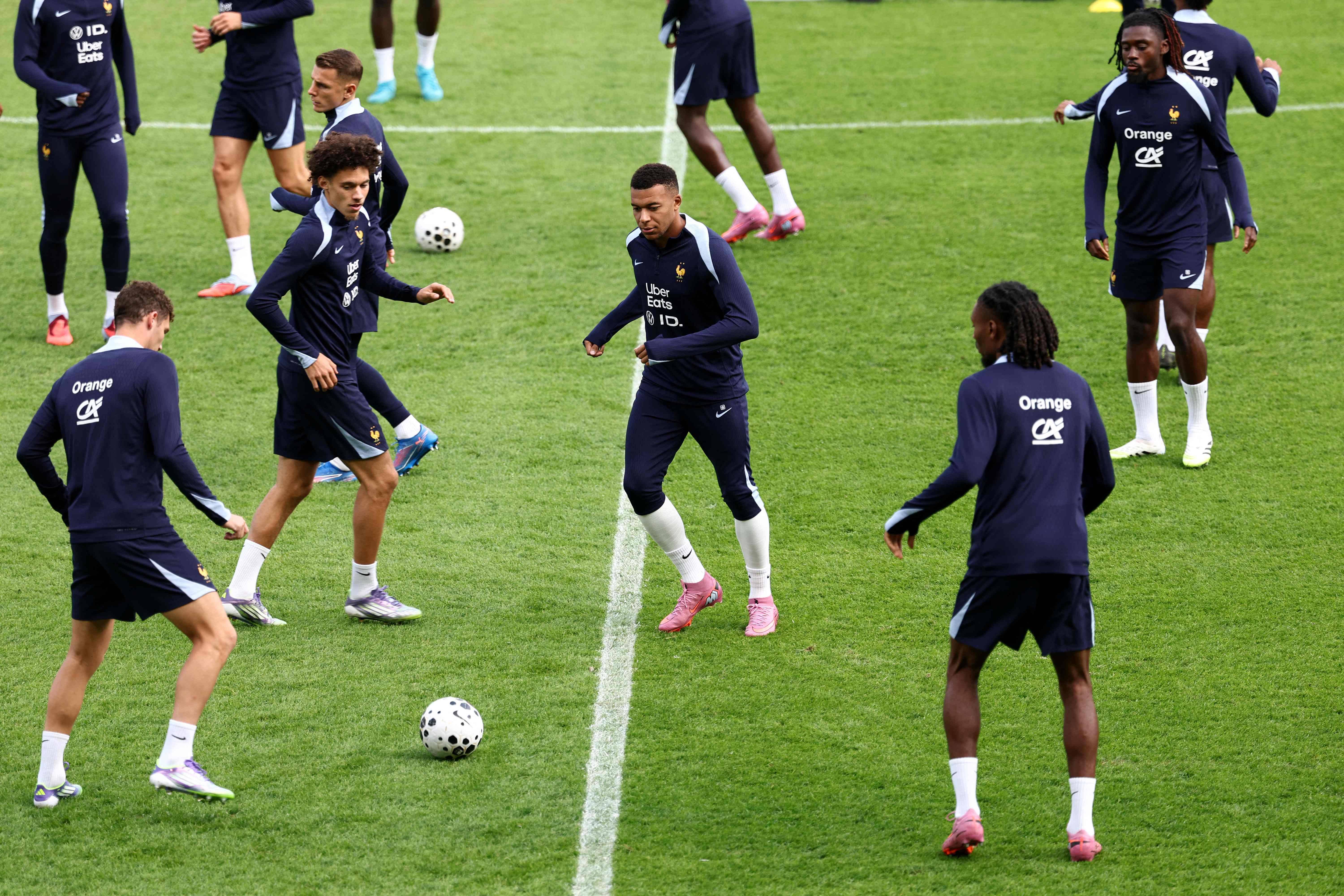 （外代二线）足球——世界杯预选赛：法国队赛前备战