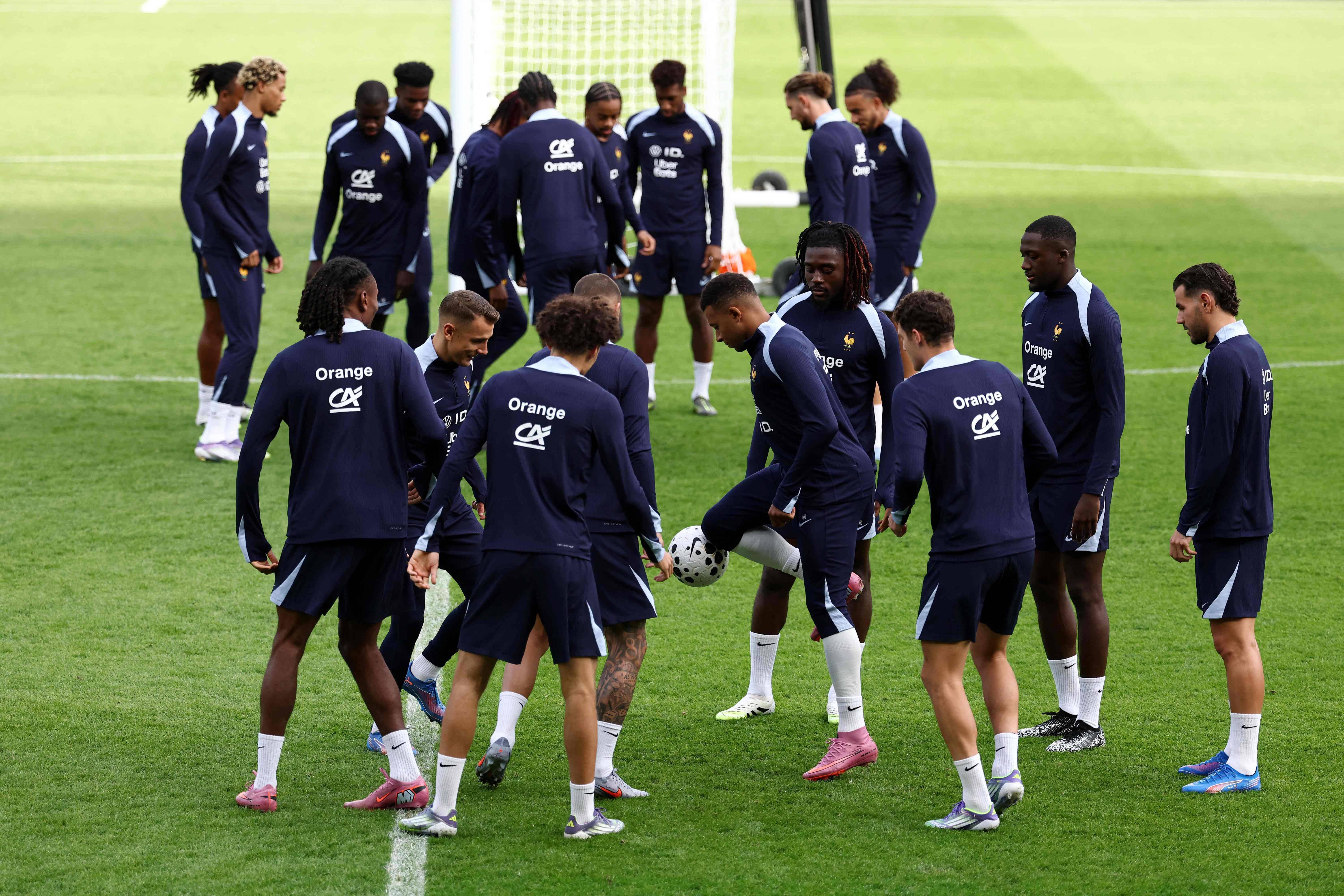 （外代二线）足球——世界杯预选赛：法国队赛前备战