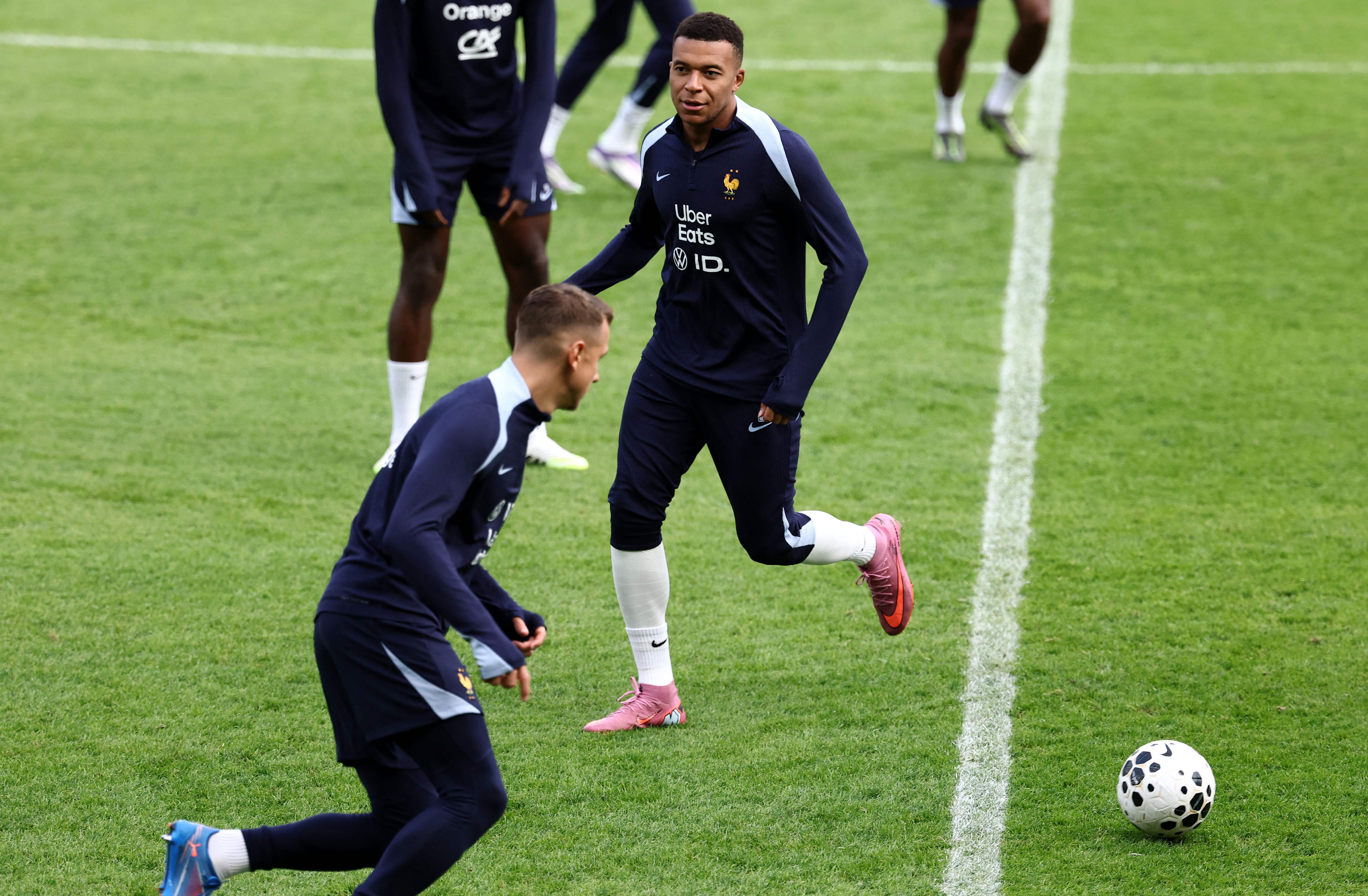 （外代二线）足球——世界杯预选赛：法国队赛前备战